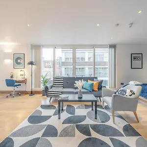https://apt-kula-tower-hill.brighton-hotels-england.com